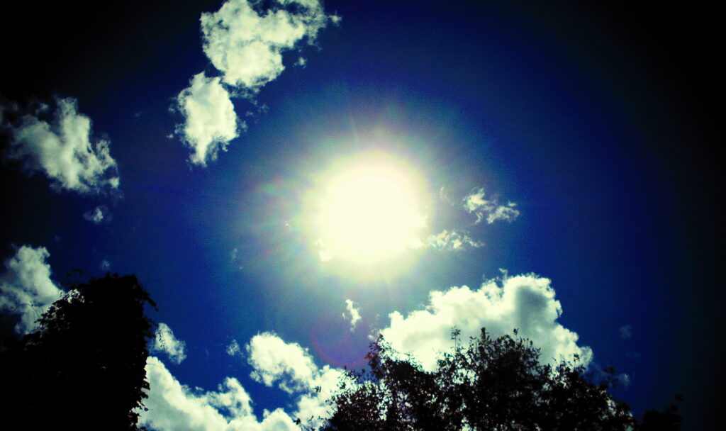  八正堂からみえる青空